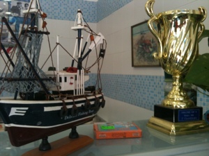 La coppa del terzo posto della Challenge Cup V esposta nella Pescheria Di Biase