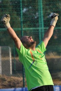 Perrone esulta per il gol del pareggio di Santolamazza