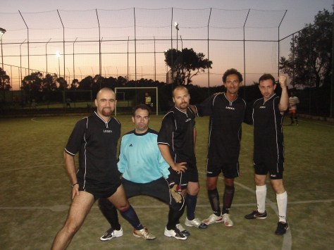 La formazione dell'Olympic 2000 che il 27 agosto 2007 tenne a battesimo la prima partita della storia dell'Olympic Lab